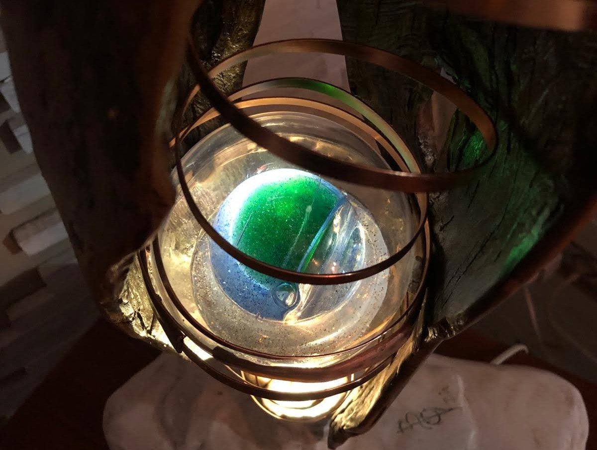 Essenza, dettaglio: la sfera verde smeraldo avvolta dalla spirale di rame